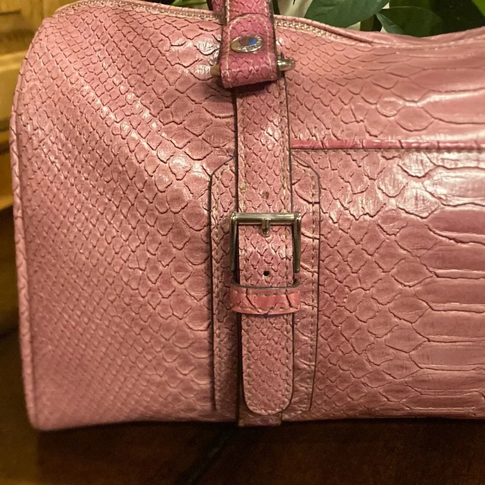 Liz Claiborne Retro Pink Faux Crocodile Embossed Cylindrical Purse (ABBA) - Picture 3 of 16